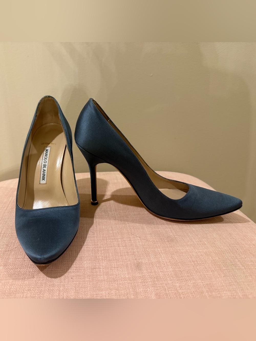 Manolo Blahnik Vetements - Signature Pointed-Toe Stiletto Pumps in Navy Blue